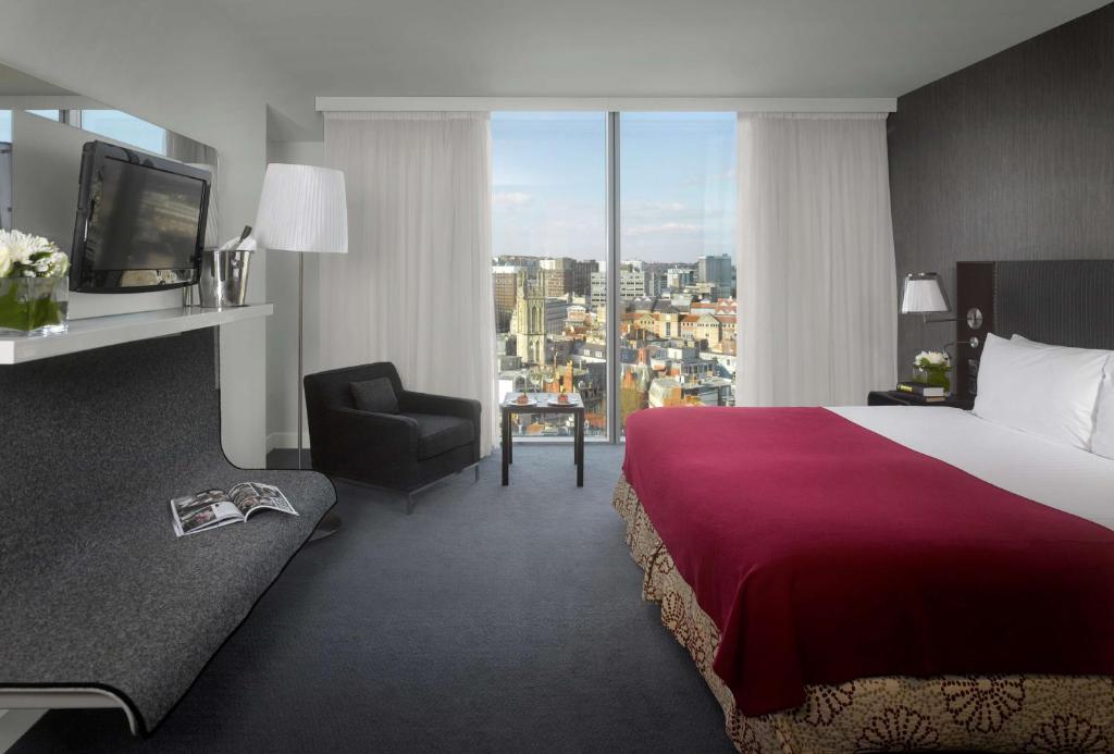 Stylish Rooms and Floor to Ceiling Windows - Radisson Blu